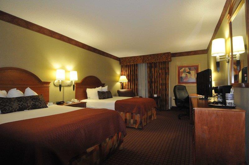 Holiday Express Airport Expo Center By Ihg Hotel 3*